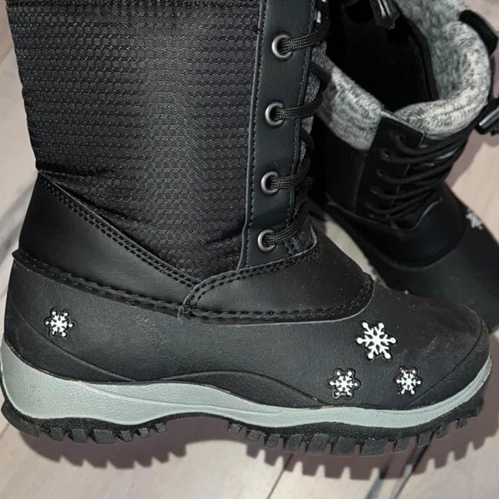 Girl winter Baffin boots